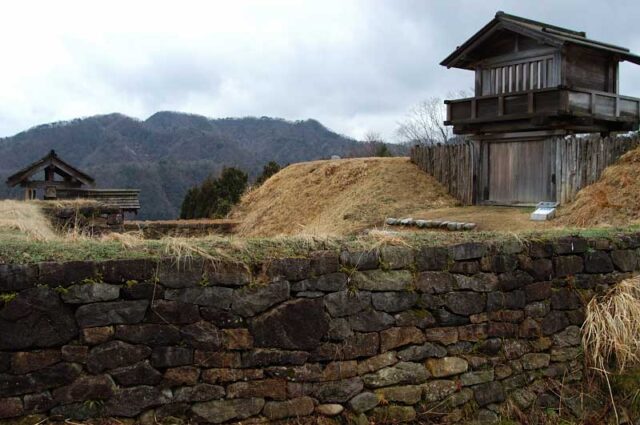 鳥越城跡 復元された石垣と門