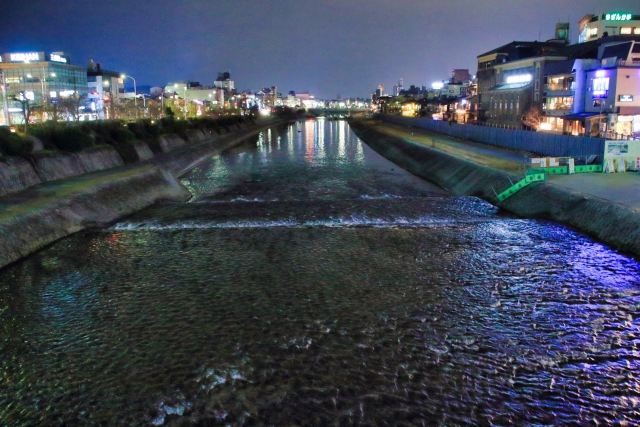 京都三条大橋から見た鴨川の夜景