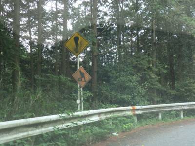 京都の心霊スポット⑨首なしライダーで有名「将軍塚」付近の東山ドライブウェイ 警戒標識