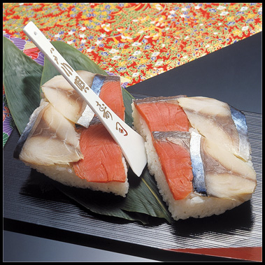 青森県名物グルメ⑩箱に詰められた青森の海の幸「小唄寿司」
