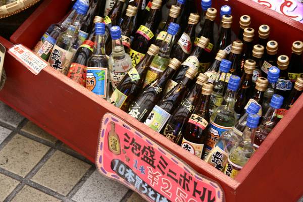 沖縄県お土産ランキング⑤お酒好きの方もそうでない方も！泡盛のミニチュア瓶