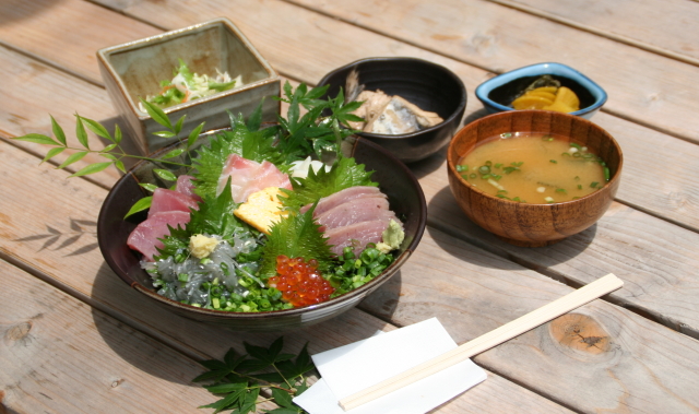 逗子海鮮料理ランキング⑨しらすの海鮮丼「めしやっちゃん」