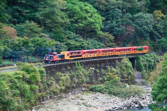 京都絶景撮影スポット⑥トロッコ列車も風景の１つ♪ 奥嵯峨野渓谷
