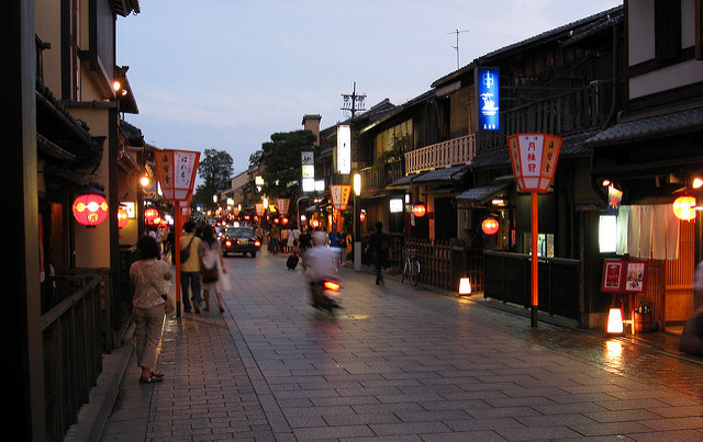 京都夜の観光スポットランキング①夜はしっとりと大人の街に変身【祇園・花見小路】