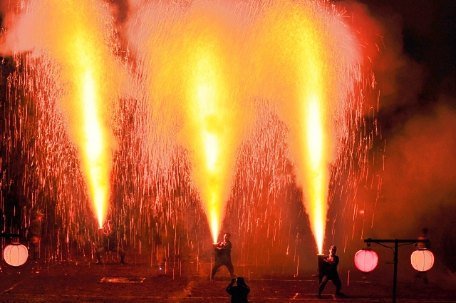 豊橋観光スポットランキング④火の粉舞い散る手筒花火を抱える勇壮な職人魂「豊橋祇園祭」