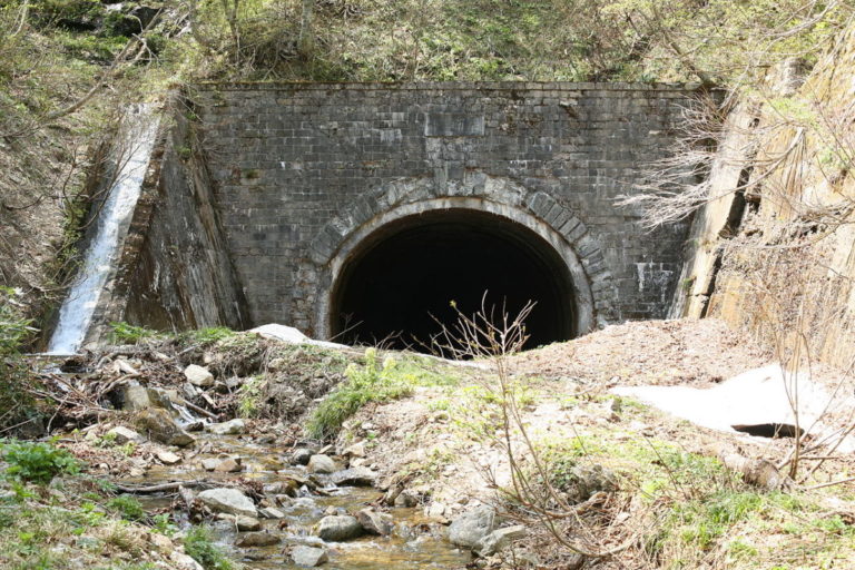 栗子隧道の福島側坑口