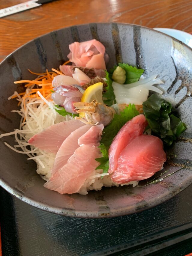 鳥取県鳥取市の海鮮丼定番ランキング⑤浦富海岸の遊覧船利用後はここでランチ！お食事処「あじろや」